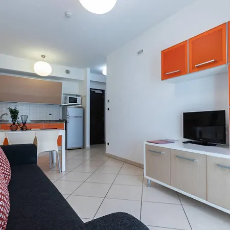 Family Retreat In A Beachfront With Pool Daire *