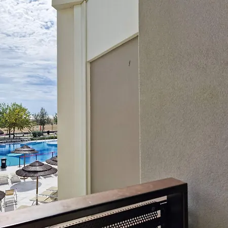 Apartman Family Retreat In A Beachfront With Pool