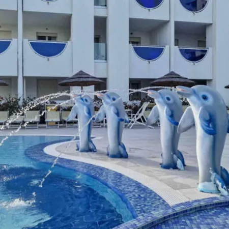Family Retreat In A Beachfront With Pool Apartman