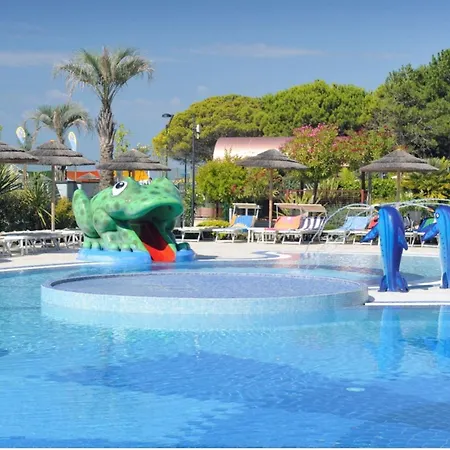 Family Retreat In A Beachfront With Pool Daire *