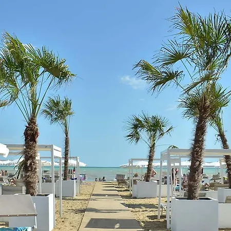 Family Retreat In A Beachfront With Pool Daire Bibione
