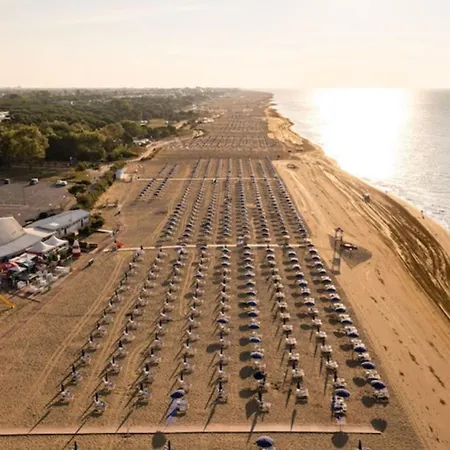 Family Retreat In A Beachfront With Pool Bibione