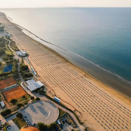 Apartman Family Retreat In A Beachfront With Pool