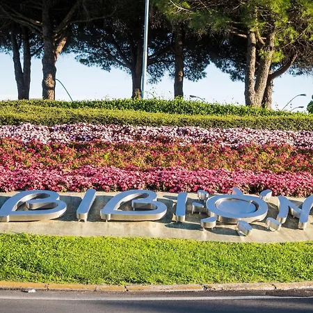Family Retreat In A Beachfront With Pool Bibione